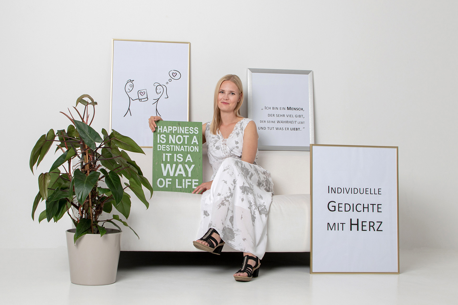 Portrait Bianca Rammer mit einem Poster in der Hand "Happyends is not a Destination it is a way of life"